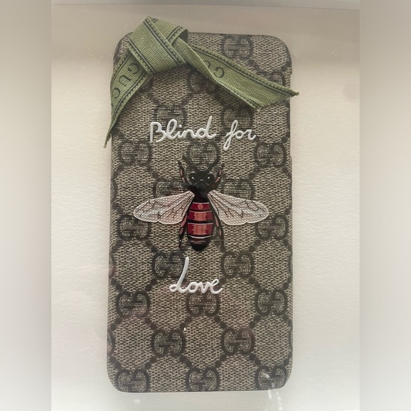 NIB GUCCI Blind For Love IPhone Monogram Bumble Bee Cover frame - Picture 2 of 3